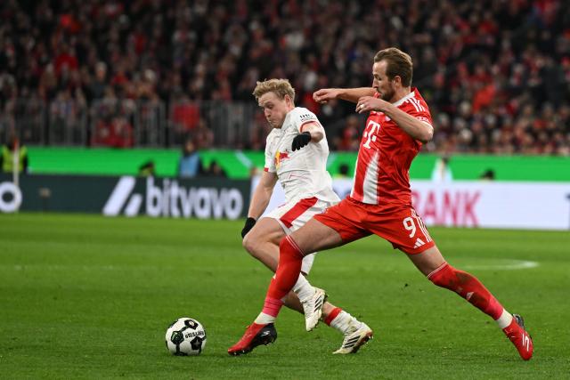 11 February 2026, Bavaria, Munich: Bayern Munich's Harry Kane (R) and Leipzig's Xaver Schlager battle for the ball during the German DFB Cup quarterfinal soccer match between Bayern Munich and RB Leipzig at the Allianz Arena. Photo: Sven Hoppe/dpa - WICHTIGER HINWEIS: Gemäß den Vorgaben der DFL Deutsche Fußball Liga bzw. des DFB Deutscher Fußball-Bund ist es untersagt, in dem Stadion und/oder vom Spiel angefertigte Fotoaufnahmen in Form von Sequenzbildern und/oder videoähnlichen Fotostrecken zu verwerten bzw. verwerten zu lassen.