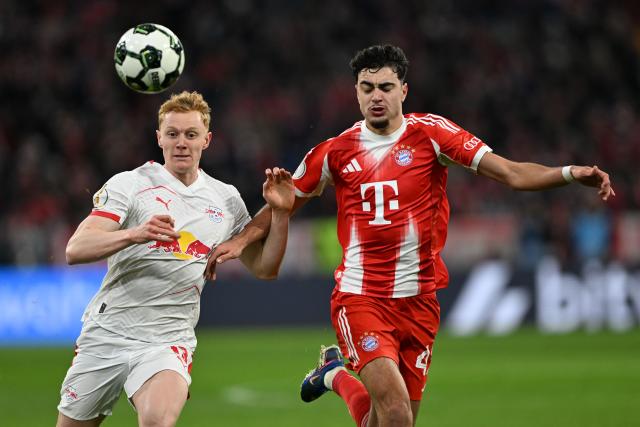 11 February 2026, Bavaria, Munich: Bayern Munich's Aleksandar Pavlovic (R) and Leipzig's Nicolas Seiwald battle for the ball during the German DFB Cup quarterfinal soccer match between Bayern Munich and RB Leipzig at the Allianz Arena. Photo: Sven Hoppe/dpa - WICHTIGER HINWEIS: Gemäß den Vorgaben der DFL Deutsche Fußball Liga bzw. des DFB Deutscher Fußball-Bund ist es untersagt, in dem Stadion und/oder vom Spiel angefertigte Fotoaufnahmen in Form von Sequenzbildern und/oder videoähnlichen Fotostrecken zu verwerten bzw. verwerten zu lassen.