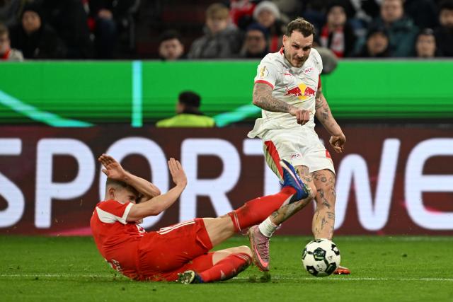 11 February 2026, Bavaria, Munich: Bayern Munich's Joshua Kimmich (L) and Leipzig's David Raum battle for the ball during the German DFB Cup quarterfinal soccer match between Bayern Munich and RB Leipzig at the Allianz Arena. Photo: Sven Hoppe/dpa - WICHTIGER HINWEIS: Gemäß den Vorgaben der DFL Deutsche Fußball Liga bzw. des DFB Deutscher Fußball-Bund ist es untersagt, in dem Stadion und/oder vom Spiel angefertigte Fotoaufnahmen in Form von Sequenzbildern und/oder videoähnlichen Fotostrecken zu verwerten bzw. verwerten zu lassen.