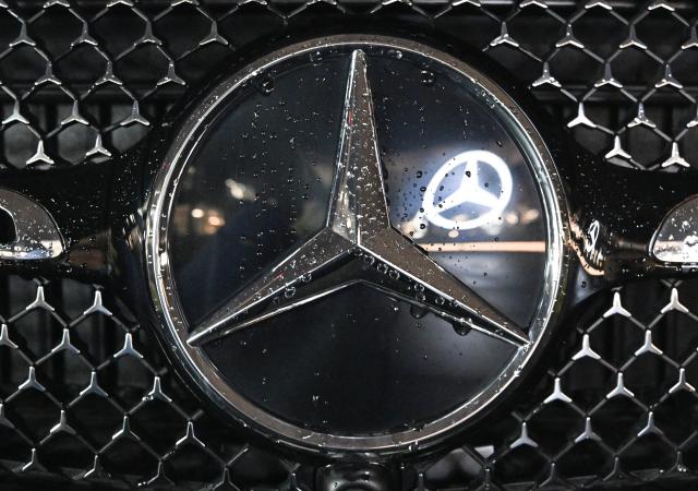 12 February 2026, Baden-Württemberg, Stuttgart: The brand logo of the vehicle manufacturer Mercedes-Benz shines on a vehicle in front of the Customer Center. Mercedes-Benz Group AG presents its annual figures for 2025 at a press conference. Photo: Bernd Weißbrod/dpa