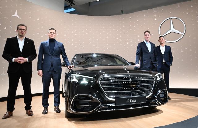 12 February 2026, Baden-Württemberg, Sindelfingen: The members of the Board of Management of Mercedes-Benz Group AG Mathias Geisen (Sales), Oliver Thoene (China), Ola Källenius (CEO) and Harald Wilhelm (Finance) stand in front of a Mercedes-Benz brand logo on a Mercedes-Benz S-Class vehicle before the balance sheet press conference. Photo: Bernd Weißbrod/dpa