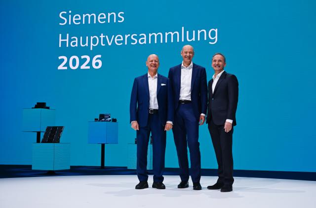 12 February 2026, Bavaria, Munich: (L-R) Ralf P. Thomas, Chief Financial Officer of Siemens AG, Roland Busch, President and CEO of Siemens AG, and Jim Hagemann Snabe, Chairman of the Supervisory Board of Siemens AG, stand on stage ahead of the Annual General Meeting. Photo: Sven Hoppe/dpa