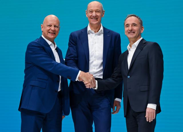 12 February 2026, Bavaria, Munich: (L-R) Ralf P. Thomas, Chief Financial Officer of Siemens AG, Roland Busch, President and CEO of Siemens AG, and Jim Hagemann Snabe, Chairman of the Supervisory Board of Siemens AG, stand on stage ahead of the Annual General Meeting. Photo: Sven Hoppe/dpa