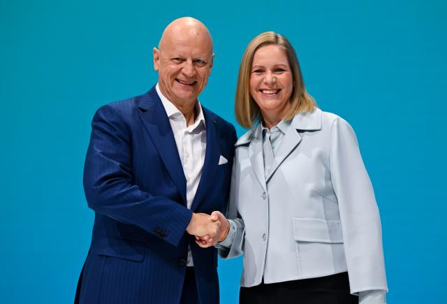 12 February 2026, Bavaria, Munich: (L-R) Ralf P. Thomas, Chief Financial Officer of Siemens AG, Roland Busch, President and CEO of Siemens AG, and Jim Hagemann Snabe, Chairman of the Supervisory Board of Siemens AG, stand on stage ahead of the Annual General Meeting. Photo: Sven Hoppe/dpa