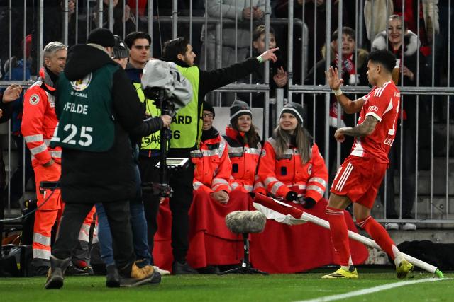 11 February 2026, Bavaria, Munich: Bayern Munich's Luis Díaz celebrates scoring his side's second goal during the German DFB Cup quarterfinal soccer match between Bayern Munich and RB Leipzig at the Allianz Arena. Photo: Sven Hoppe/dpa - WICHTIGER HINWEIS: Gemäß den Vorgaben der DFL Deutsche Fußball Liga bzw. des DFB Deutscher Fußball-Bund ist es untersagt, in dem Stadion und/oder vom Spiel angefertigte Fotoaufnahmen in Form von Sequenzbildern und/oder videoähnlichen Fotostrecken zu verwerten bzw. verwerten zu lassen.