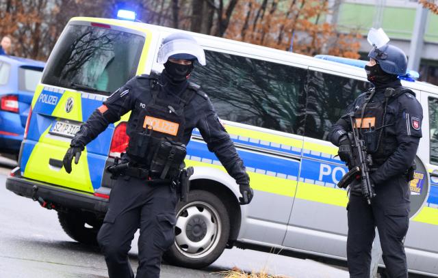 12 February 2026, Lower Saxony, Salzgitter: Police officers stand outside a vocational school on Hans-Boeckler-Ring after authorities detained a minor following a tip-off about a potentially suspicious person at a school in Salzgitter. Photo: Julian Stratenschulte/dpa