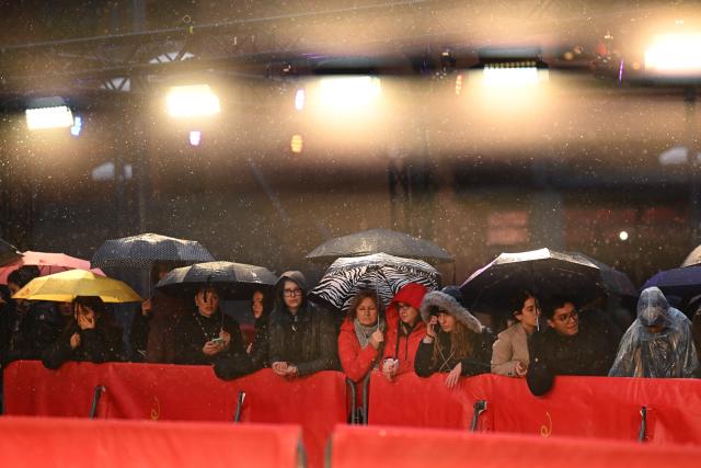 12 February 2026, Berlin: Fans wait on the red carpet in front of the Berlinale Palast for the arrival of guests, on the opening night of the 76th Berlin International Film Festival. Photo: Britta Pedersen/dpa
