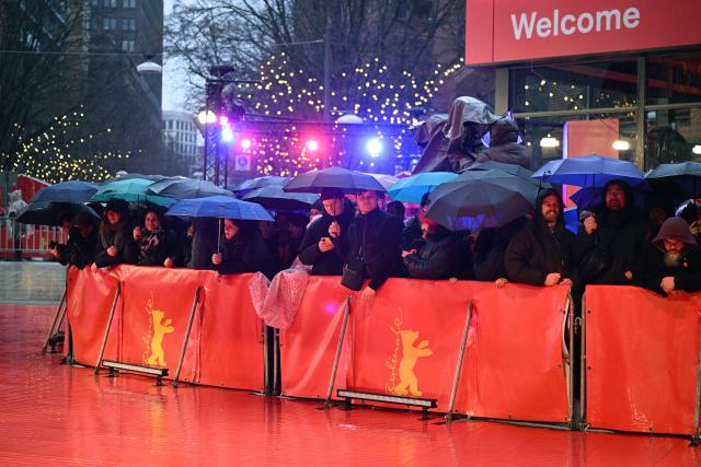 12 February 2026, Berlin: Fans wait on the red carpet in front of the Berlinale Palast for the arrival of guests, on the opening night of the 76th Berlin International Film Festival. Photo: Britta Pedersen/dpa
