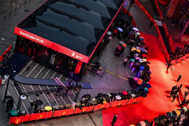 12 February 2026, Berlin: Fans wait on the red carpet in front of the Berlinale Palast for the arrival of guests, on the opening night of the 76th Berlin International Film Festival. Photo: Sebastian Christoph Gollnow/dpa