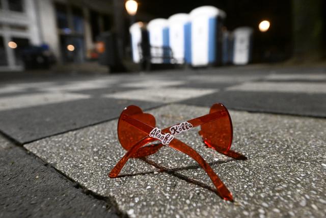13 February 2026, North Rhine-Westphalia, Cologne: A carnival reveler's broken glasses lie on the ground in the old town. On Weiberfastnacht, thousands of participants celebrate the traditional start of the street carnival despite adverse weather conditions. Photo: Roberto Pfeil/dpa