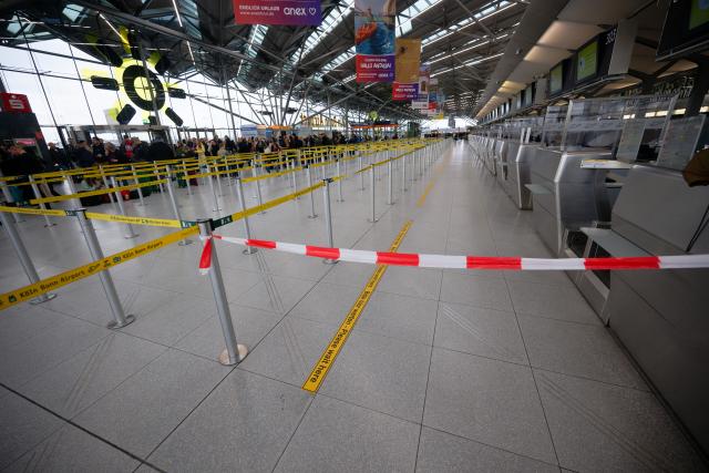 13 February 2026, North Rhine-Westphalia, Cologne: Barrier tape is placed in the terminal at Cologne/Bonn Airport. Flight operations were largely suspended due to a security incident, but the airport is expected to reopen fully soon. Photo: Henning Kaiser/dpa