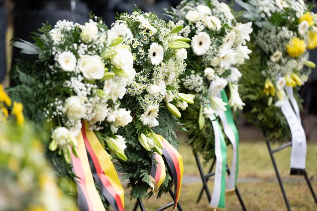 13 February 2026, Saxony, Dresden: Flower wreaths are displayed side by side during a memorial service at North Cemetery. On February 13-14, 1945, Allied bombers destroyed Dresden's city center on the Elbe, killing up to 25,000 people. Photo: Sebastian Kahnert/dpa