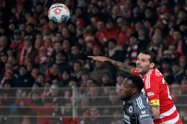 FILED - 06 February 2026, Berlin: Eintracht Frankfurt's Arnaud Kalimuendo (L) and Union Berlin's Christopher Trimmel battle for the ball during the German Bundesliga soccer match between 1. FC Union Berlin and Eintracht Frankfurt at An der Alten Försterei. Photo: Soeren Stache/dpa - WICHTIGER HINWEIS: Gemäß den Vorgaben der DFL Deutsche Fußball Liga bzw. des DFB Deutscher Fußball-Bund ist es untersagt, in dem Stadion und/oder vom Spiel angefertigte Fotoaufnahmen in Form von Sequenzbildern und/oder videoähnlichen Fotostrecken zu verwerten bzw. verwerten zu lassen.