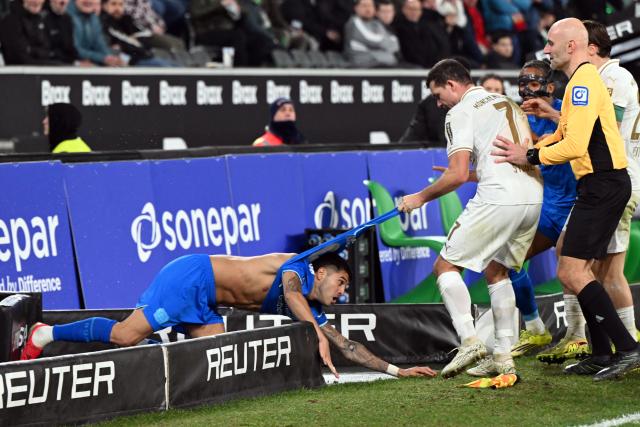 FILED - 07 February 2026, North Rhine-Westphalia, Moenchengladbach: Borussia Moenchengladbach's Kevin Stpeger (C) clashes with Bayer Leverkusen's Exequiel Palacios during the German Bundesliga soccer match between Borussia Moenchengladbach and Bayer Leverkusen at Borussia-Park Stadium. Photo: Federico Gambarini/dpa - WICHTIGER HINWEIS: Gemäß den Vorgaben der DFL Deutsche Fußball Liga bzw. des DFB Deutscher Fußball-Bund ist es untersagt, in dem Stadion und/oder vom Spiel angefertigte Fotoaufnahmen in Form von Sequenzbildern und/oder videoähnlichen Fotostrecken zu verwerten bzw. verwerten zu lassen.