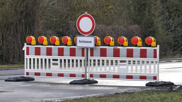 13 February 2026, Hesse, Heuchelheim: A sign warns of flooding in Heuchelheim. Photo: Thomas Naumann/dpa