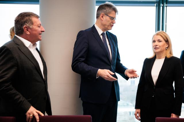 13 February 2026, Berlin: (L-R) Christian Bernreiter, Bavarian Minister of State for Housing, Construction, and Transport and Chairman of the State Transport Ministers' Conference, Patrick Schnieder, and Evelyn Palla, CEO of Deutsche Bahn AG, at the start of a security summit at Deutsche Bahn. The summit follows a fatal attack on a train conductor in Rhineland-Palatinate and aims to strengthen and supplement security measures for staff and passengers. Photo: Carsten Koall/dpa
