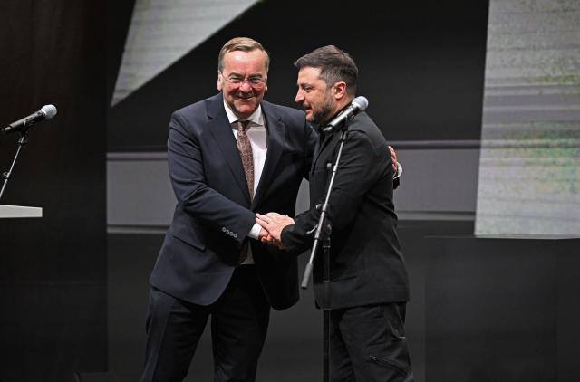 13 February 2026, Bavaria, ---: Volodymyr Zelensky (R), Ukraine's President, and Boris Pistorius, Germany's Defence Minister, visit drone manufacturer Quantum Frontline Industries ahead of the Munich Security Conference. The German-Ukrainian joint venture is set to produce drones for the Ukrainian armed forces in the war against Russia. Photo: Sven Hoppe/dpa