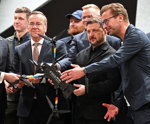 13 February 2026, Bavaria, ---: Volodymyr Zelensky (C), Ukraine's President, and Boris Pistorius, German Defence Minister, visit drone manufacturer Quantum Frontline Industries ahead of the Munich Security Conference. Photo: Sven Hoppe/dpa