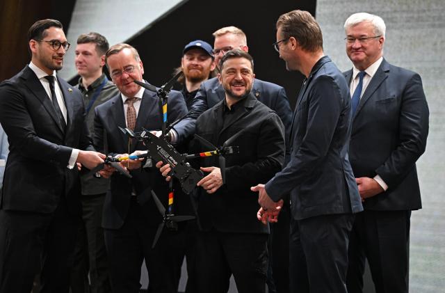 13 February 2026, Bavaria, ---: Volodymyr Zelensky (C), Ukraine's President, and Boris Pistorius, German Defence Minister, visit drone manufacturer Quantum Frontline Industries ahead of the Munich Security Conference. Photo: Sven Hoppe/dpa