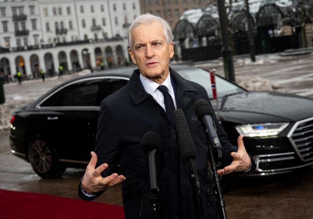 FILED - 26 January 2026, Hamburg: Jonas Gahr Store, Prime Minister of Norway, makes a statement at the summit of the North Sea states in front of Hamburg City Hall. Photo: Daniel Bockwoldt/dpa