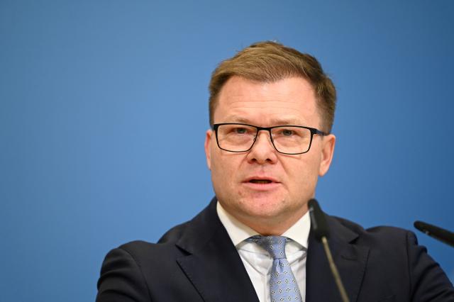 FILED - 19 January 2026, Berlin: Carsten Schneider, German Minister for the Environment, Climate Protection, Nature Conservation and Nuclear Safety, presents details of the new electric car purchase incentive. Photo: Elisa Schu/dpa