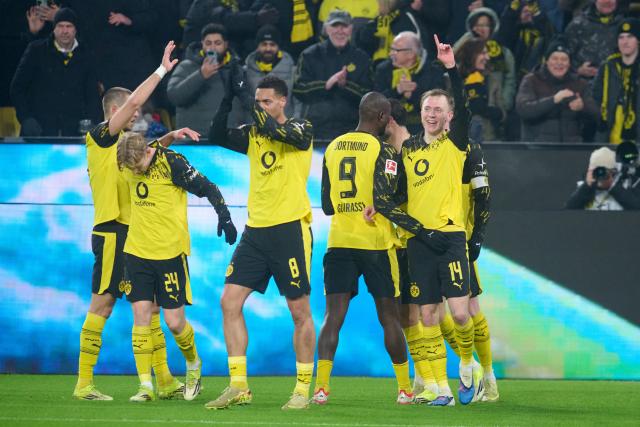 13 February 2026, North Rhine-Westphalia, Dortmund: Dortmund's Maximilian Beier celebrates scoring his side's second goal during the German Bundesliga soccer match between Borussia Dortmund and FSV Mainz 05 at Sgina Iduna Park. Photo: Bernd Thissen/dpa - IMPORTANT NOTE: In accordance with the regulations of the DFL German Football League and the DFB German Football Association, it is prohibited to utilize or have utilized photographs taken in the stadium and/or of the match in the form of sequential images and/or video-like photo series.