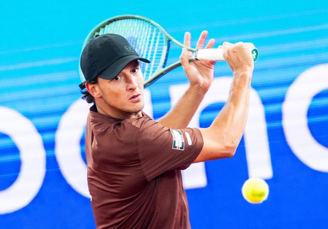 FILED - 22 May 2025, Hamburg: Italy's tennis player Luciano Darderi in action against Russian Andrey Rublev during their men's singles quarter-final tennis match of the Hamburg European Open tennis tournament. Photo: Daniel Bockwoldt/dpa