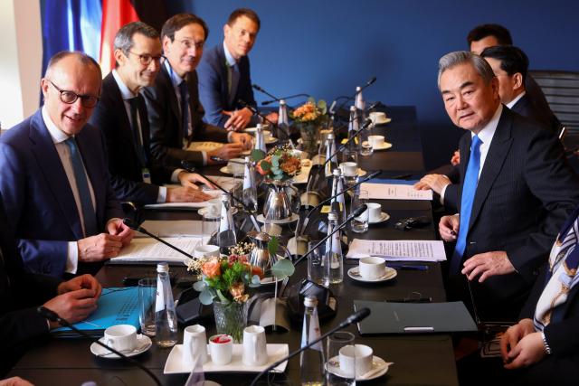 14 February 2026, Bavaria, Munich: German Chancellor Friedrich Merz (2nd R) and Chinese Foreign Minister Wang Yi (2nd R) attend a joint meeting on the sidelines of the Munich Security Conference. Photo: Thilo Schmuelgen/Reuters/Pool/dpa