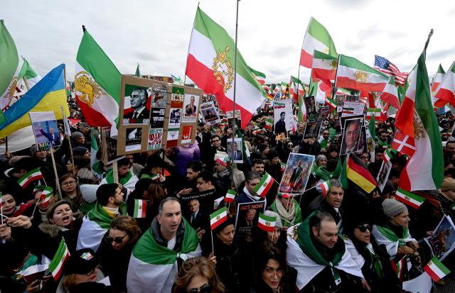14 February 2026, Bavaria, Munich: People demonstrate at a rally on Theresienwiese under the slogan 'Human rights and freedom in Iran'. International solidarity with the Iranian people" on the sidelines of the Munich Security Conference, drawing attention to the human rights situation in Iran as part of wider protests calling for change in the country's political system. Photo: Felix Hörhager/dpa