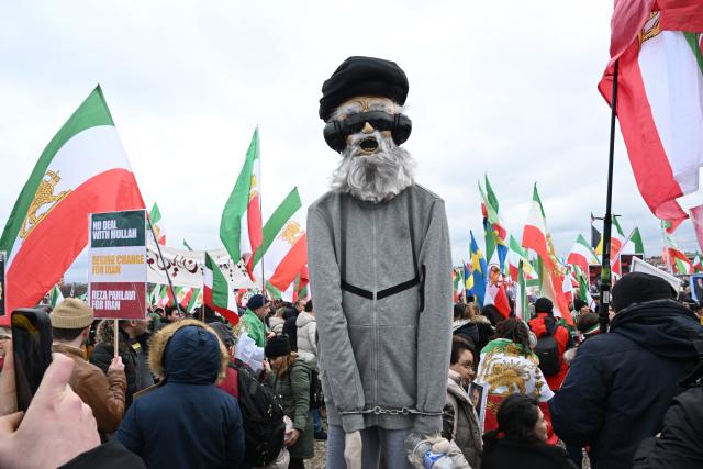 14 February 2026, Bavaria, Munich: Participants in a demonstration entitled 'Human Rights and Freedom in Iran'. International solidarity with the Iranian people" on the sidelines of the Munich Security Conference, drawing attention to the human rights situation in Iran as part of wider protests calling for change in the country's political system. Photo: Felix Hörhager/dpa