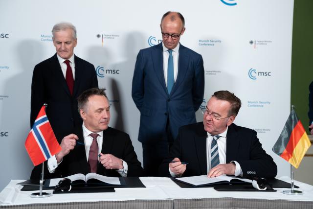 14 February 2026, Bavaria, Munich: Jonas Gahr Store (L), Norway's Prime Minister, and German Chancellor Friedrich Merz (R), as well as Tore O. Sandvik, Norway's Minister Defence (Front L) and German Minister of Defence Boris Pistorius (Front R) attend a signing ceremony on the sidelines of the Munich Security Conference (MSC). Photo: Michael Bihlmayer/action press-Pool/dpa
