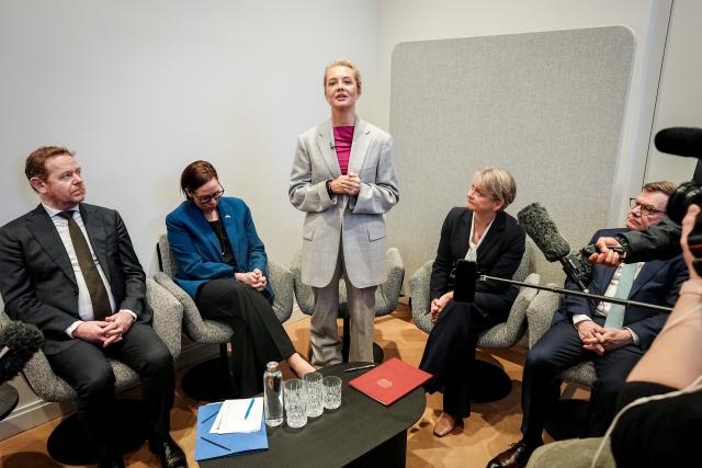 14 February 2026, Bavaria, Munich: Julija Nawalnaya (C), Russian human rights activist and wife of Russian opposition leader and dissident Alexei Navalny, gives a press statement alongside Johann Wadephul (R), German Foreign Minister, on the death and circumstances surrounding the death of the opposition figure on the sidelines of the 62nd Munich Security Conference (MSC) in the presence of Yvette Cooper, Foreign Secretary of the United Kingdom. Photo: Kay Nietfeld/dpa