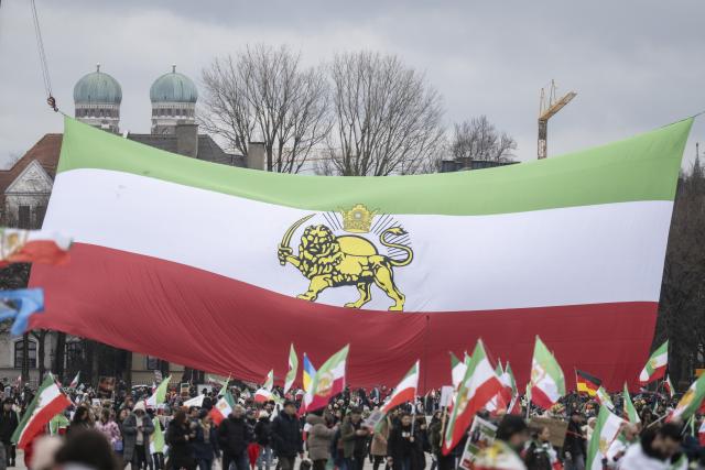 14 February 2026, Bavaria, Munich: Participants in a demonstration entitled 'Human Rights and Freedom in Iran'. International solidarity with the Iranian people" on the sidelines of the Munich Security Conference, drawing attention to the human rights situation in Iran as part of wider protests calling for change in the country's political system. Photo: Marijan Murat/dpa