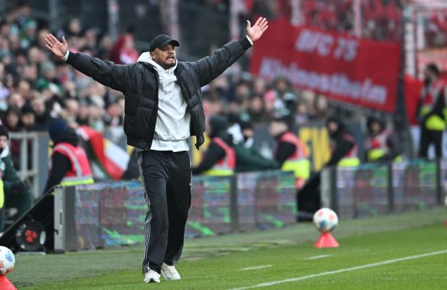 14 February 2026, Bremen: Bayern Munich coach Vincent Kompany gestures during the German Bundesliga soccer match between Werder Bremen and Bayern Munich at Weserstation. Photo: Carmen Jaspersen/dpa - IMPORTANT NOTE: In accordance with the regulations of the DFL German Football League and the DFB German Football Association, it is prohibited to utilize or have utilized photographs taken in the stadium and/or of the match in the form of sequential images and/or video-like photo series.