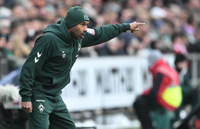 14 February 2026, Bremen: Werder Bremen coach Daniel Thioune gestures during the German Bundesliga soccer match between Werder Bremen and Bayern Munich at Weserstation. Photo: Carmen Jaspersen/dpa - IMPORTANT NOTE: In accordance with the regulations of the DFL German Football League and the DFB German Football Association, it is prohibited to utilize or have utilized photographs taken in the stadium and/or of the match in the form of sequential images and/or video-like photo series.
