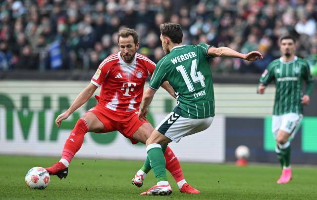 14 February 2026, Bremen: Werder Bremen's Senne Lynen and Bayern Munich's Harry Kane battle for the ball during the German Bundesliga soccer match between Werder Bremen and Bayern Munich at Weserstation. Photo: Carmen Jaspersen/dpa - IMPORTANT NOTE: In accordance with the regulations of the DFL German Football League and the DFB German Football Association, it is prohibited to utilize or have utilized photographs taken in the stadium and/or of the match in the form of sequential images and/or video-like photo series.