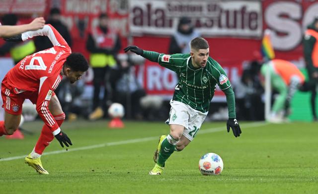 14 February 2026, Bremen: Bayern Munich's Luis Diaz  and Werder Bremen's Romano Schmid (R) battle for the ball during the German Bundesliga soccer match between Werder Bremen and Bayern Munich at Weserstation. Photo: Carmen Jaspersen/dpa - IMPORTANT NOTE: In accordance with the regulations of the DFL German Football League and the DFB German Football Association, it is prohibited to utilize or have utilized photographs taken in the stadium and/or of the match in the form of sequential images and/or video-like photo series.