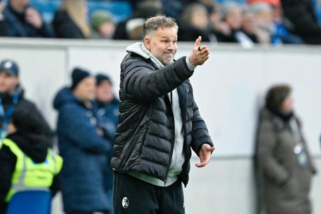 14 February 2026, Baden-Württemberg, Sinsheim: Freiburg's assistant coach Lars Vossler gestures during the German Bundesliga soccer match btween TSG 1899 Hoffenheim and SC Freiburg at PreZero Arena. Photo: Uwe Anspach/dpa - IMPORTANT NOTE: In accordance with the regulations of the DFL German Football League and the DFB German Football Association, it is prohibited to utilize or have utilized photographs taken in the stadium and/or of the match in the form of sequential images and/or video-like photo series.