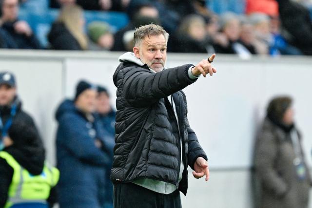 14 February 2026, Baden-Württemberg, Sinsheim: Freiburg's assistant coach Lars Vossler gestures during the German Bundesliga soccer match btween TSG 1899 Hoffenheim and SC Freiburg at PreZero Arena. Photo: Uwe Anspach/dpa - IMPORTANT NOTE: In accordance with the regulations of the DFL German Football League and the DFB German Football Association, it is prohibited to utilize or have utilized photographs taken in the stadium and/or of the match in the form of sequential images and/or video-like photo series.
