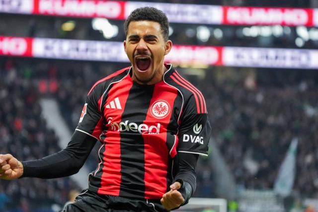 14 February 2026, Hesse, Frankfurt_Main: Eintracht Frankfurt's Ansgar Knauff celebrates scoring his side's third goal during the German Bundesliga soccer match between Eintracht Frankfurt and Borussia Moenchengladbach at Deutsch Bank Park. Photo: Marc Schüler/dpa - IMPORTANT NOTE: In accordance with the regulations of the DFL German Football League and the DFB German Football Association, it is prohibited to utilize or have utilized photographs taken in the stadium and/or of the match in the form of sequential images and/or video-like photo series.