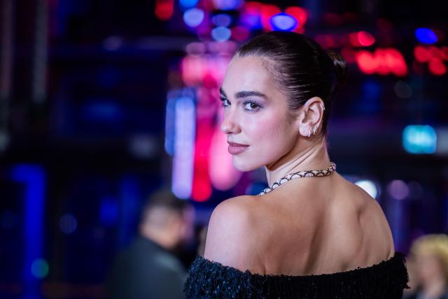 14 February 2026, Berlin: English Singer Dua Lipa walks the red carpet at the premiere of the film "Rosebush Pruning" during the 76th Berlin International Film Festival. Photo: Christoph Soeder/dpa