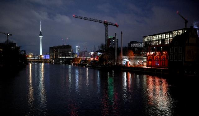 14 February 2026, Berlin: The lights of the city are reflected in the waters of the Spree. Photo: Britta Pedersen/dpa