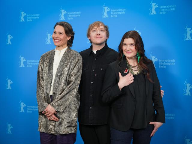 14 February 2026, Berlin: Actors Rupert Grint (C) and Seidi Haarla (L) and director Hanna Bergholm (R) attend the photocall for the film "Yon Lapsi (Nightborn)". The film is screening in competition at the Berlin International Film Festival. Photo: Soeren Stache/dpa