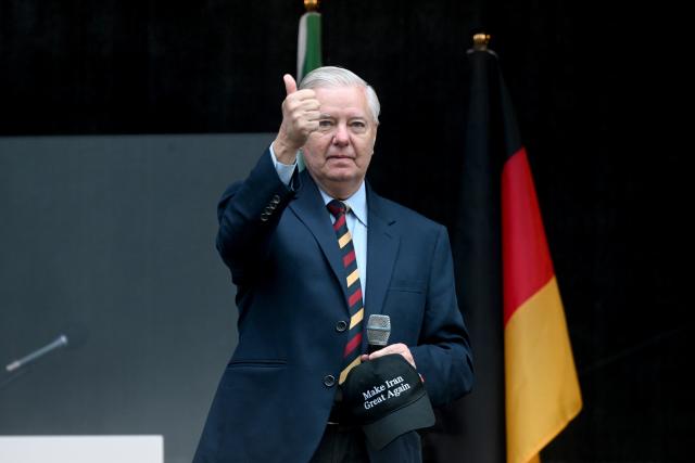 14 February 2026, Bavaria, Munich: The American politician Lindsey Graham stands on stage at a demonstration on the Theresienwiese under the motto "Human rights and freedom in Iran. International solidarity with the Iranian people" on stage. Photo: Felix Hörhager/dpa
