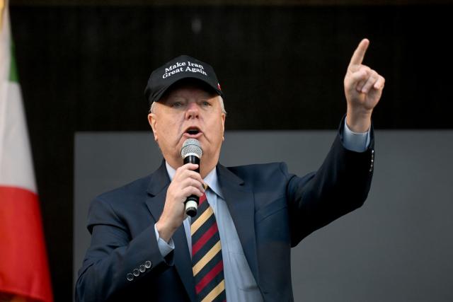 14 February 2026, Bavaria, Munich: The American politician Lindsey Graham stands on stage at a demonstration on the Theresienwiese under the motto "Human rights and freedom in Iran. International solidarity with the Iranian people" on stage. Photo: Felix Hörhager/dpa