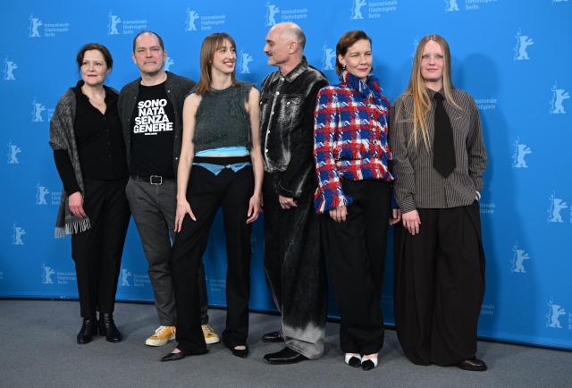 15 February 2026, Berlin: Marisa Growaldt (l-r), actress, Godehard Griese, actor, Caro Braun, actress, Markus Schleinzer, director, and Sandra Hüller, actress, and Maria Dragus, actress, at the photocall of the film "Rose" "Competition). The 76th Berlin International Film Festival will take place from February 12 to 22, 2026. Photo: Britta Pedersen/dpa