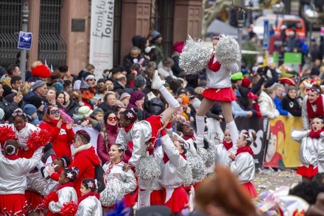 15 February 2026, Hesse, Frankfurt/Main: People with costumes take part in the carnival parade in Frankfurt. Photo: Helmut Fricke/dpa