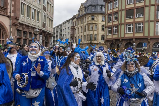 15 February 2026, Hesse, Frankfurt/Main: People with costumes take part in the carnival parade in Frankfurt. Photo: Helmut Fricke/dpa