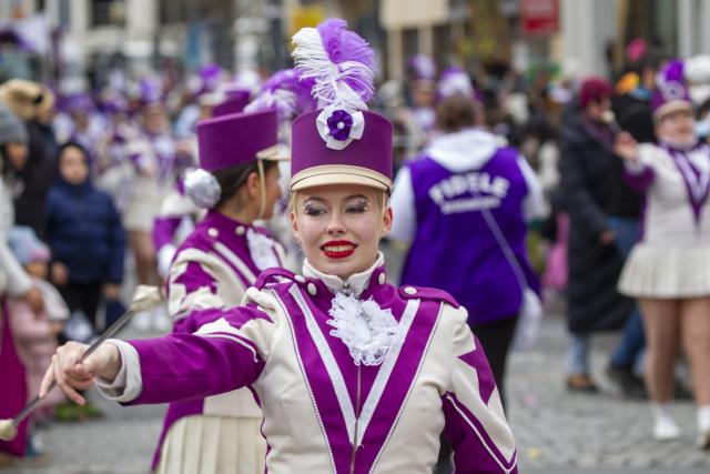 15 February 2026, Hesse, Frankfurt/Main: People with costumes take part in the carnival parade in Frankfurt. Photo: Helmut Fricke/dpa