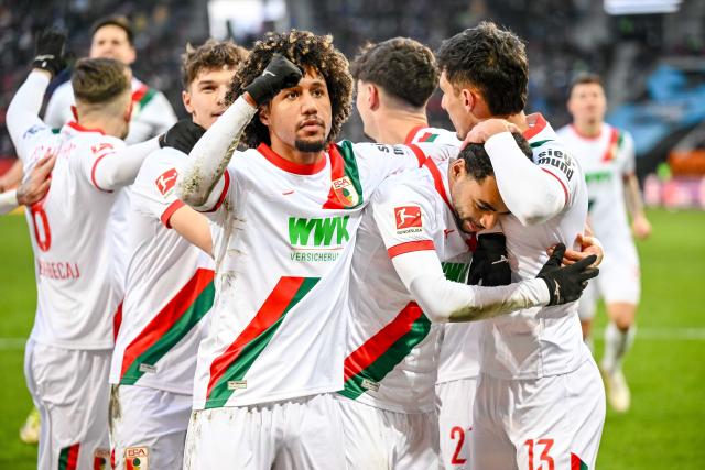 15 February 2026, Bavaria, Augsburg: Augsburg's Alexis Claude-Maurice (2nd R) celebrates scoring his side's first goal with teammates during the German Bundesliga soccer match between FC Augsburg and 1. FC Heidenheim at WWK Arena. Photo: Harry Langer/dpa - WICHTIGER HINWEIS: Gemäß den Vorgaben der DFL Deutsche Fußball Liga bzw. des DFB Deutscher Fußball-Bund ist es untersagt, in dem Stadion und/oder vom Spiel angefertigte Fotoaufnahmen in Form von Sequenzbildern und/oder videoähnlichen Fotostrecken zu verwerten bzw. verwerten zu lassen.